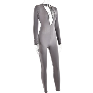 Detail eines grauen Langarm-Bodys mit tiefem V-Ausschnitt und rückenfreiem Slim-Design