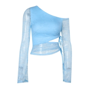 Top aderente in pizzo azzurro con design monospalla e coulisse laterale regolabile