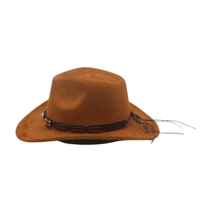 Cappello da cowboy in camoscio marrone con perline turchesi e frange in pelle