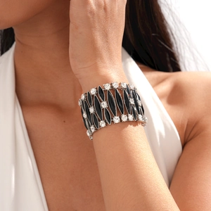 Dettaglio del bracciale elastico argento con rombi neri e strass di cristallo lucidi
