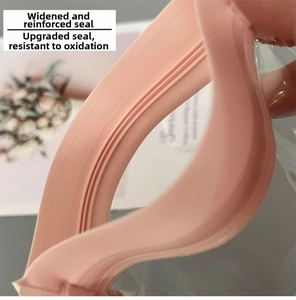 Makrodetail des verbreiterten und verdickten rosa Dichtungsstreifens der EVA-Schmucktasche