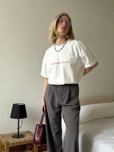 Λευκό βαμβακερό T-shirt με ροζ ρωσικό τύπωμα και γκρι παντελόνι με φαρδιά μπατζάκια