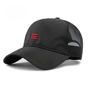 Detail van zwarte mesh baseballpet met drie rode geborduurde strepen op de voorkant
