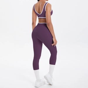 Detailansicht der Rückseite eines lila Yoga-Sets mit weißen Paspeln und Leggings