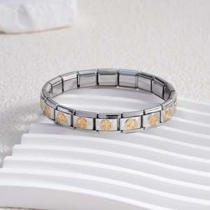 Dettaglio delle maglie del bracciale italiano in acciaio inossidabile con segni di pace dorati