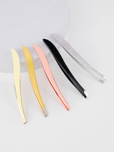 Set di cinque pinzette in acciaio inossidabile con finiture glitterate su un piedistallo