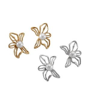 Élégantes boucles d'oreilles fleurs en or et argent avec perles centrales sur fond blanc