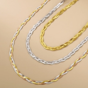 Detailansicht dreifach geflochtener Schlangenketten in Gold, Silber und Trikolor-Optik