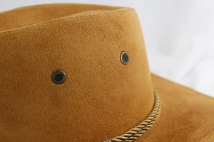 Détail du chapeau de cowboy en daim avec œillets d'aération et ruban de cordelette