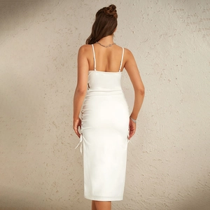 Robe midi élégante en satin blanc avec cordon de serrage froncé et vue arrière fendue