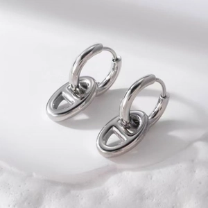 Elegante geometrische Schweinenase-Gliedohrringe aus poliertem Silber-Edelstahl für Damen