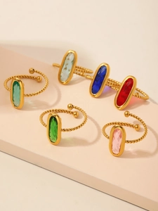 Détail de pierres en verre tchèque colorées sur des anneaux torsadés plaqués or 18k
