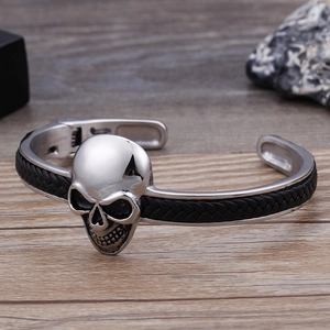 Makro-Detail des gotischen Totenkopf-Ornaments am schwarzen Lederarmband