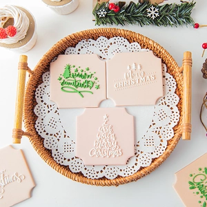 Rosa Weihnachts-Ausstechformen auf geflochtenem Tablett mit festlicher Tannendekoration