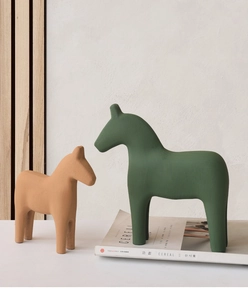 Détails de figurines de cheval nordiques en vert forêt et terre cuite fini mat