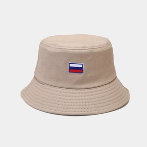 Détail du chapeau de soleil en coton kaki avec écusson brodé drapeau russe et bord piqué