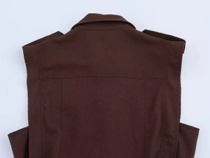 Dettaglio del retro dell'abito smanicato marrone scuro con risvolti e spalline decorative