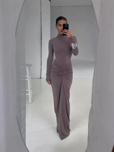Robe maxi mauve foncé ajustée avec col montant et détails froncés à la taille