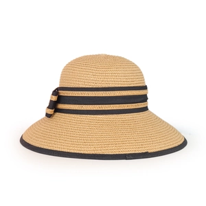 Détail d'un chapeau de paille tissé main avec texture naturelle et nœud noir