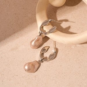 Boucles d'oreilles créoles argentées irrégulières avec perles roses champagne
