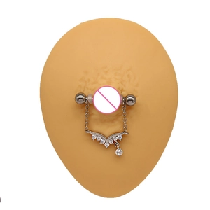 Detail eines silbernen Brustpiercings mit böhmischen V-Ketten und funkelnden Zirkonsteinen