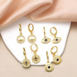 Lot de quatre boucles d'oreilles œil porte-bonheur dorées avec cristaux de zircon