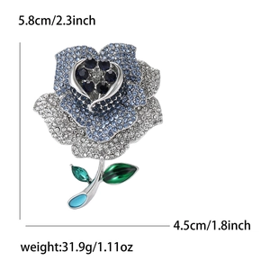 Broche rose élégante avec strass bleus et feuilles émaillées vertes avec dimensions de taille