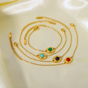 Détail de quatre bracelets en acier inoxydable plaqué or 18K avec pierres naturelles