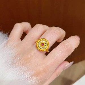 Bague vintage plaquée or 24 carats avec pierre rouge et artisanat floral émaillé