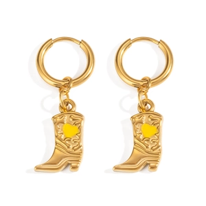 Détail de créoles en acier inoxydable doré 18 carats avec pendentifs bottes de cow-boy