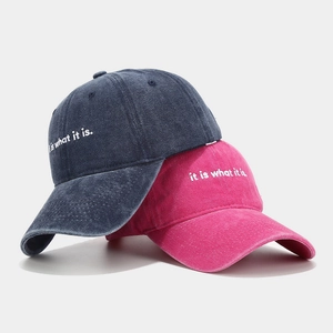 Berretti da baseball in cotone lavato blu navy e rosa con ricamo laterale di lettere e visiera