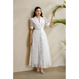 Robe midi en dentelle blanche avec manches lanternes et ceinture pour l'automne