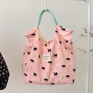 Dettagli della borsa tote rosa seersucker con stampe di gatti e manico in corda verde