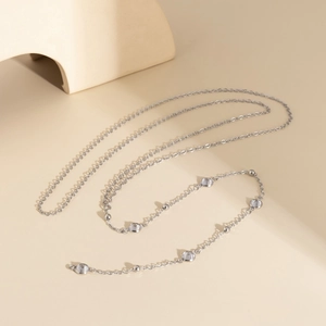 Dettaglio della collana a catena argento con cristalli intarsiati e perline rotonde