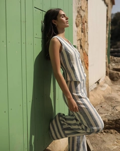 Détail d'un ensemble gilet en lin à rayures verticales bleu et blanc avec pantalon large