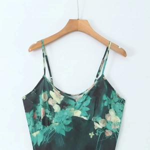 Robe caraco satinée verte à col en V avec imprimé floral vintage et fines bretelles