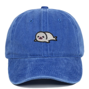 Dettaglio del ricamo a foca su cappello in cotone lavato blu dallo stile vintage