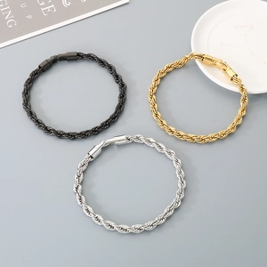 Gros plan détaillé de bracelets en chaîne torsadée de 6mm avec fermoir rotatif de sécurité