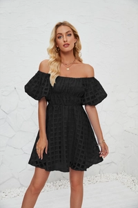 Détail d'une mini robe noire à épaules dénudées avec manches bouffantes et carreaux