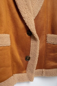 Makroaufnahme von Wildlederoptik und Lammwollfutter an einer braunen Vintage-Jacke