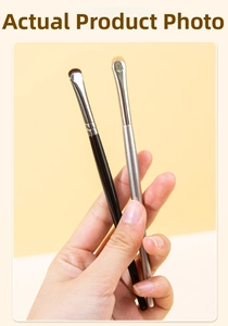 Détail du pinceau eye-liner fin et du pinceau estompeur pour un maquillage des yeux précis