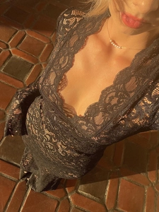Robe longue sexy en dentelle noire avec col en V profond et manches longues évasées