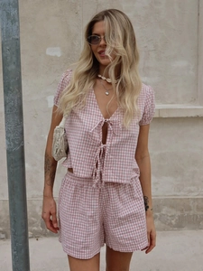 Tenue à carreaux rose et blanc avec haut à manches bouffantes noué et short assorti