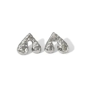 Boucles d'oreilles en acier inoxydable poli avec texture martelée, dimensions 2,1x2,3 cm