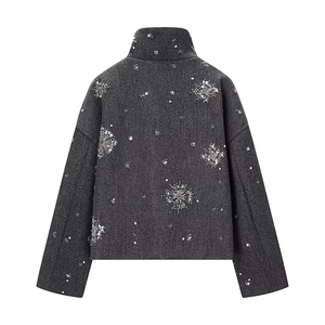 Vista posteriore di una giacca grigio scuro con paillettes e un elegante collo alto
