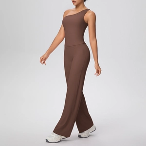 Détail du haut de yoga asymétrique chocolat et du pantalon de fitness large taille haute