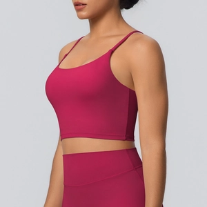 Détail de la brassière de sport fuchsia et du legging avec tissu élastique