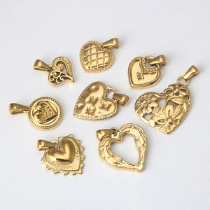 Set di otto ciondoli a cuore in acciaio inossidabile dorato con vari design a rilievo