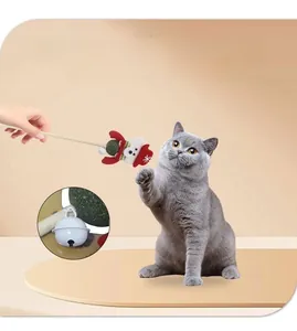 Détail du bâton de chat en bois avec une peluche de bonhomme de neige festif et un grelot