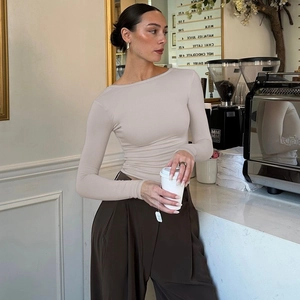 Top a maniche lunghe slim fit grigio taupe in un ambiente da caffè urbano minimal
